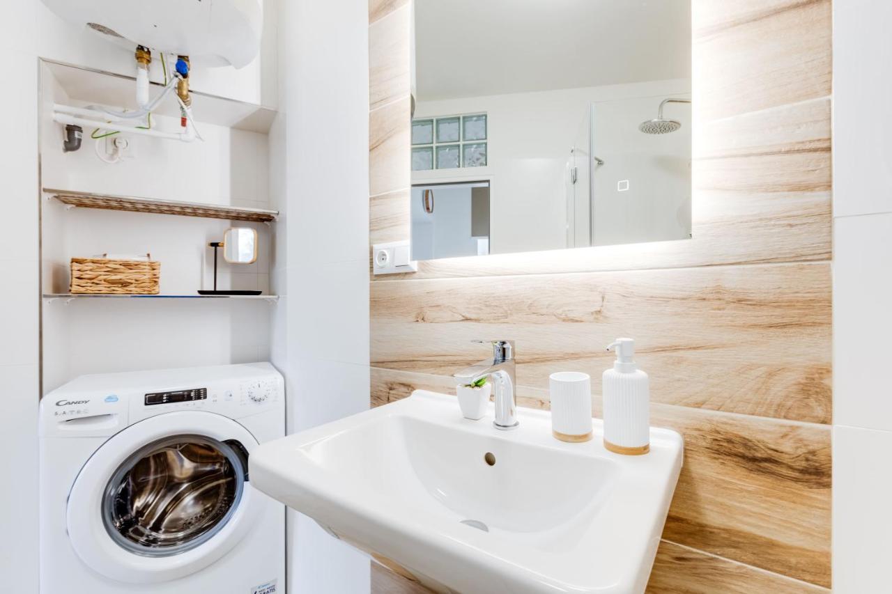 Modern, Bright And Spacious Apartment 布拉格 外观 照片