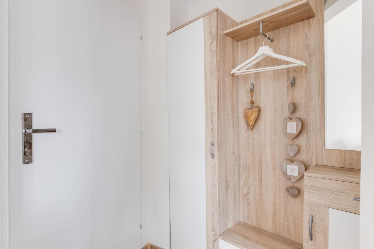 Modern, Bright And Spacious Apartment 布拉格 外观 照片