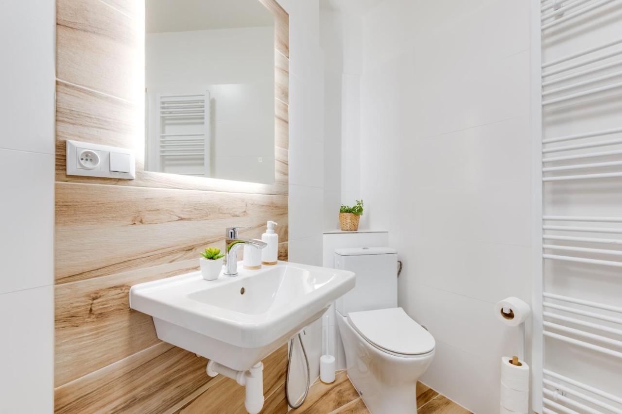 Modern, Bright And Spacious Apartment 布拉格 外观 照片